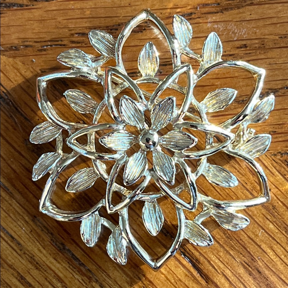 Sarah Coventry Floral Burst Goldtone Brooch